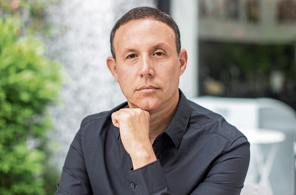 CORREO – Eduardo Mendoza, director de cine, guionista y productor: «Quisiera construir una nueva generación de cineastas!» (Entrevista)